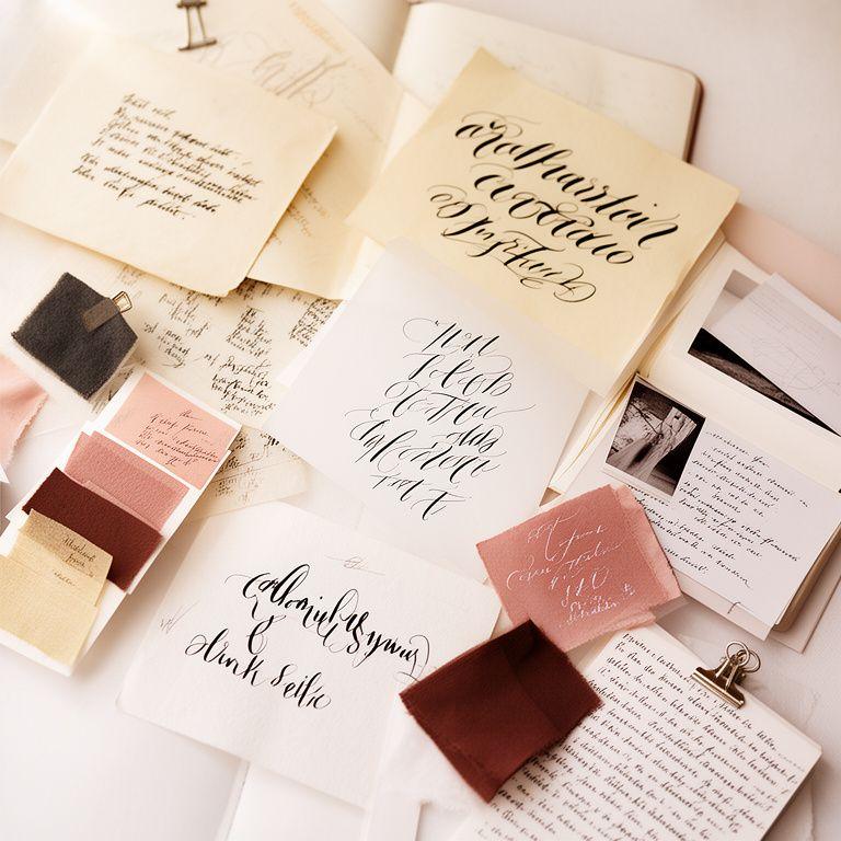 Moodboard con esempi di calligrafia, campioni di stile e appunti creativi